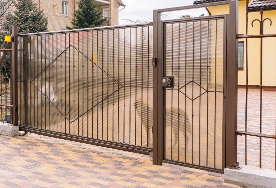Купить ворота из профлиста с элементами ковки, с металлическими столбами в рамке или под дерево в Нижнеудинске от 153360 руб